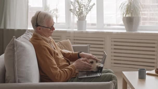 Медленное Представление Современный Пожилой Человек Пытается Работать Ноутбуком Дома Время — стоковое видео