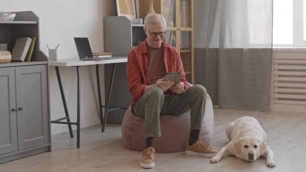 Full Shot Slowmo Senior Man Casualwear Och Glasögon Med Digital — Stockvideo