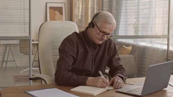 Střední Zpomalení Úspěšného Senior Businessman Chytré Ležérní Oblečení Nosí Sluchátka — Stock video
