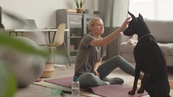 Bred Bild Ung Blond Vit Kvinna Sitter Yogamatta Vardagsrummet Petting — Stockvideo