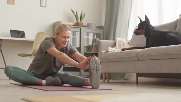 Oturma Odasında Yoga Minderinin Üzerinde Uzanan Beyaz Tenli Genç Bir — Stok video
