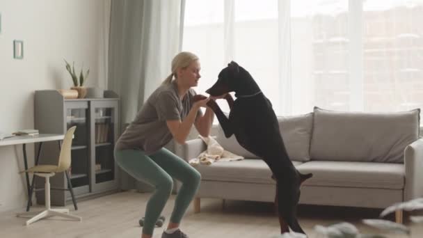 Tiltning Upp Och Ner Blond Hårig Vit Kvinna Bär Sportiga — Stockvideo