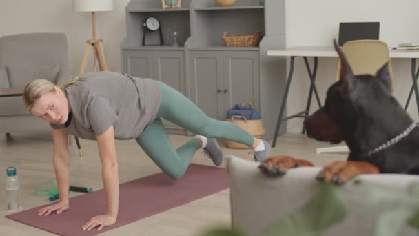 Sarı Saçlı Beyaz Bir Kadının Oturma Odasındaki Yoga Minderinde Egzersiz — Stok video