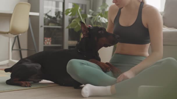 Encerrado Mujer Recortada Con Leggins Menta Parte Superior Recortada Sentado — Vídeo de stock