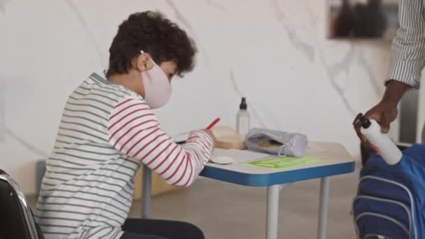 Медленное Представление Смешанной Расе Подростка Маске Лица Сидящего Столом Классе — стоковое видео