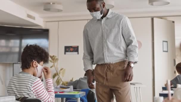 Střední Zpomalení Mužské Afroamerické Středoškolské Učitelky Chytrém Casualwear Obličejové Masce — Stock video