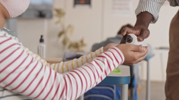 Primer Plano Del Niño Irreconocible Escuela Extendiendo Sus Manos Mientras — Vídeo de stock