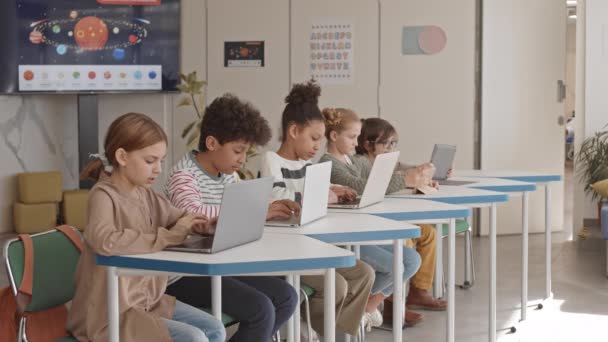 Lentitud Media Cinco Escolares Multiétnicos Ropa Casual Sentados Fila Estudiando — Vídeos de Stock