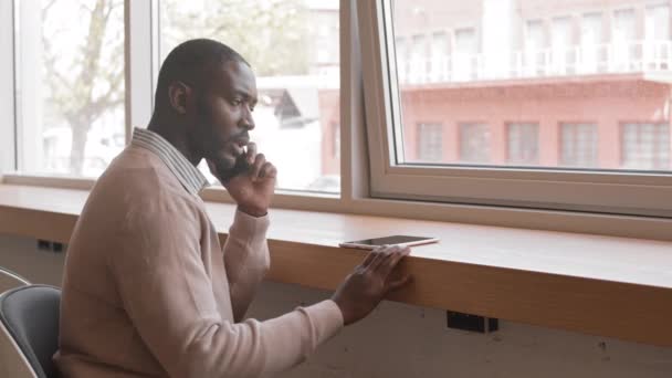 Lado Vista Médio Tiro Jovem Empresário Afro Americano Casualwear Inteligente — Vídeo de Stock