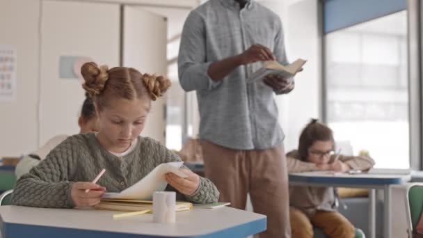 Medium Schot Van Ernstige Roodharige Schoolmeisje Gaan Door Papieren Tijdens — Stockvideo