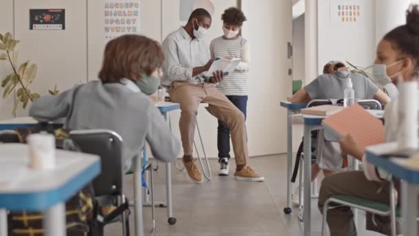 Média Lentidão Afro American Adolescente Menina Escola Passando Copybook Com — Vídeo de Stock