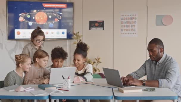 Середнє Уповільнення Групи Радісних Багатоетнічних Школярів Які Дивляться Екран Ноутбука — стокове відео