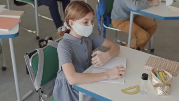 Sınıfta Maske Takan Yaşında Orta Yaşlı Bir Kız Çocuğu Ellerini — Stok video