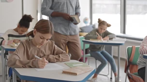 Medium Shot Van Slimme Jarige Blanke Schoolmeisje Zitten Aan Het — Stockvideo