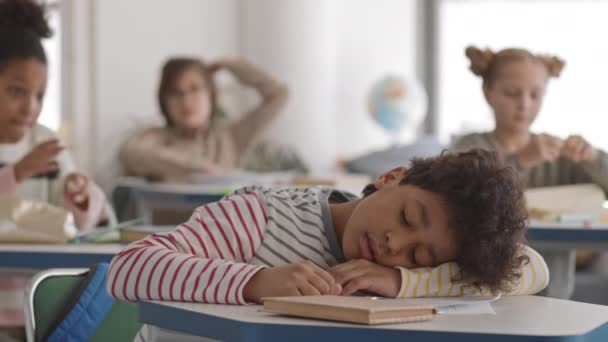 Média Lentidão Sonolento Mixed Race Estudante Listrado Longsleeve Cochilando Mesa — Vídeo de Stock