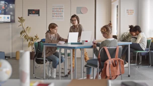 교실에서 노트북 기기를 사용하여 공부하는 평상복을 학생들이 그룹의 느림보 — 비디오