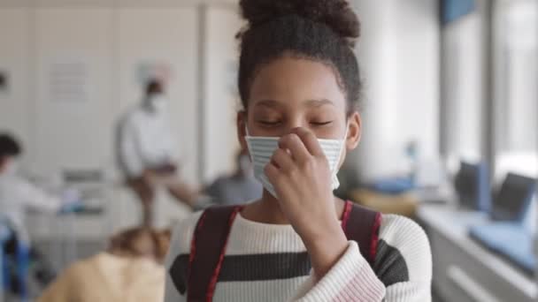 Pan Close Com Lentidão Alegre Menina Escola Adolescente Afro Americana — Vídeo de Stock