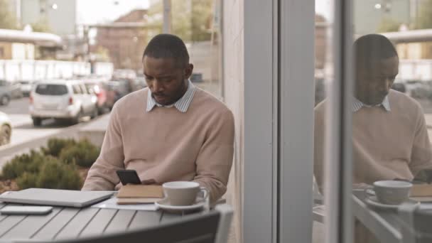 Medium Schot Van Ernstige Zakelijke Achtige Afro Amerikaanse Man Zitten — Stockvideo