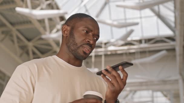 Low Angle Taille Shot Van Jonge Bebaarde Knappe Afro Amerikaanse — Stockvideo