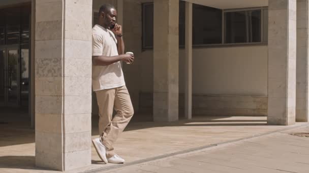Full Bild Ung Afro Amerikansk Man Casualwear Står Utanför Moderna — Stockvideo