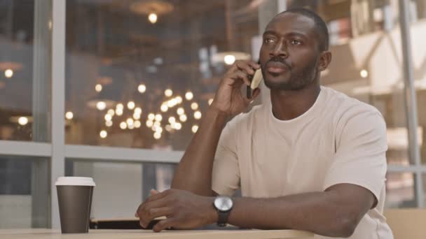 Střední Záběr Pohledného Afroameričana Jak Sedí Venku Šálkem Kávy Telefonuje — Stock video