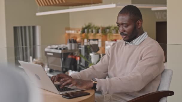 Medium Schot Vol Vertrouwen Afro Amerikaanse Zakenman Werkt Aan Laptop — Stockvideo