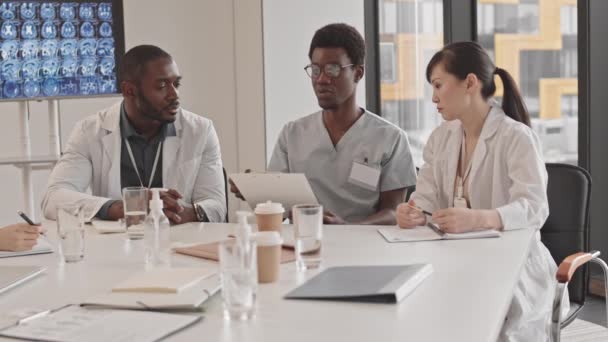 Tim Dokter Multietnis Muda Sedang Duduk Meja Ruang Konferensi Modern — Stok Video