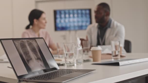 Close Radiografia Tórax Paciente Tela Laptop Foco Seletivo Como Colegas — Vídeo de Stock