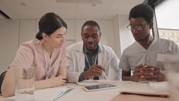 Ralentissement Moyen Équipe Jeunes Médecins Multiethniques Examinant Radiographie Cérébrale Humaine — Video