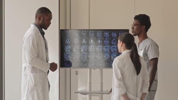 Ekranda Beyin Röntgeni Görüntüsünün Önünde Duran Afro Amerikan Profesyonel Erkek — Stok video