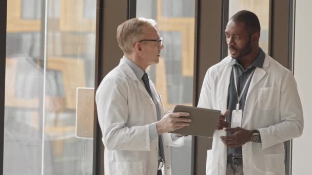 Plan Pan Moyen Une Équipe Professionnelle Médecins Radiologie Multiethnique Debout — Video