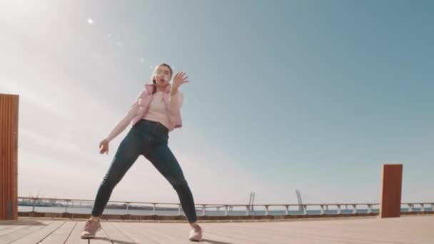 Lage Hoek Breed Van Jonge Blanke Vrouw Dragen Jeans Kogelvrij — Stockvideo