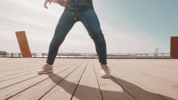 Низький Кут Відстеження Ніг Обрізаних Невпізнаваних Спортсменки Джинсах Танцях Ходьбі — стокове відео