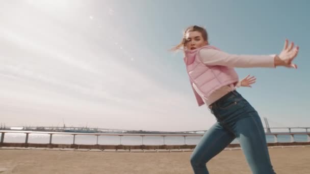 Basso Angolo Medio Lungo Della Giovane Donna Caucasica Che Indossa — Video Stock