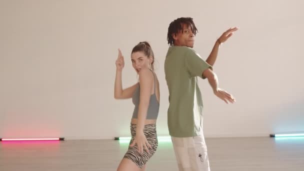 Средний Длинный Pov Мультиэтнических Исполнительниц Танцующих Один Другим Студии Дневное — стоковое видео