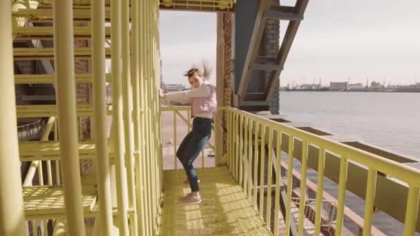 Гибкой Белой Женщиной Одетой Повседневные Танцы Жёлтой Индустриальной Металлической Лестнице — стоковое видео