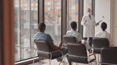 Tıp konferansına katılan üç doktorun dikiz aynasındaki yavaşlığı ya da seminere katılan laboratuvar önlüğü ve yüz maskesi giyen kendine güvenen erkek konuşmacıları dinlerken.