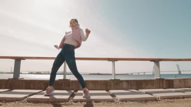 Ampio Angolo Basso Giovane Donna Caucasica Attiva Vestita Casualmente Ballare — Video Stock