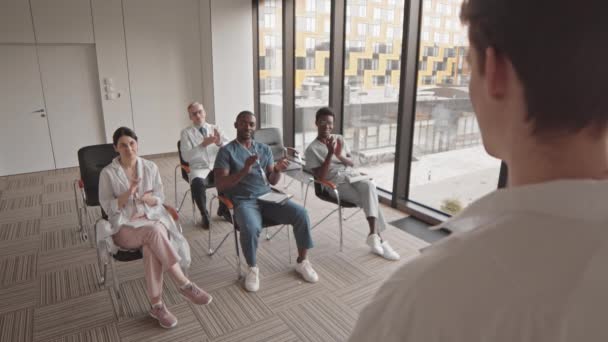 Přes Rameno Zpomalení Multietnického Týmu Doktorů Sedících Židlích Moderním Přednáškovém — Stock video