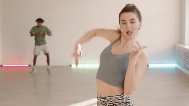 Średni Pov Młodej Szczęśliwej Białej Kobiety Wykonującej Taniec Uliczny Przed — Wideo stockowe