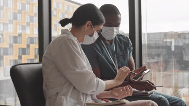 Mittlere Verlangsamung Zweier Junger Multiethnischer Ärzte Die Sich Das Röntgenbild — Stockvideo
