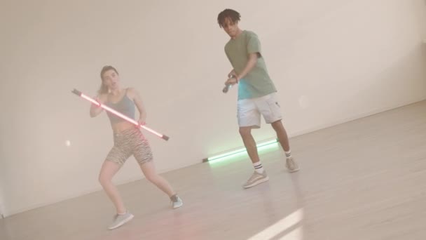 Tiro Inclinado Dois Jovens Multiétnicos Vestidos Casualmente Dançando Com Lâmpadas — Vídeo de Stock