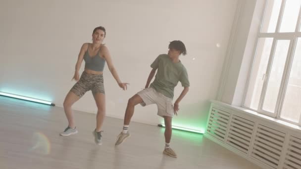 Tiro Inclinado Dois Jovens Multiétnicos Vestidos Casualmente Dançando Estúdio Com — Vídeo de Stock