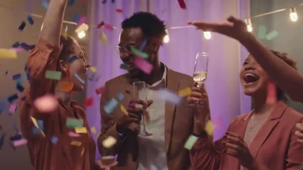 Медленно Талия Молодых Счастливых Друзей Празднующих Вечеринку Шампанским Конфетти Веселящихся — стоковое видео