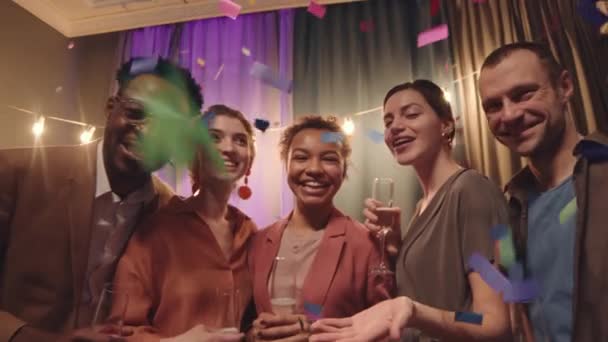 Zoom Out Medium Slowmo Πέντε Νέων Πολυεθνικών Ξέγνοιαστες Φίλους Πάρτι — Αρχείο Βίντεο