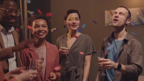 Medium Slowmo Five Joyful Multiethnic Male Female Friends Having Home — Stock Video