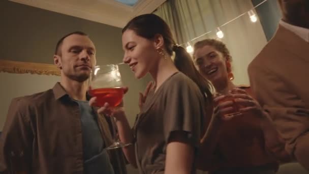 Slowmo Jovens Diversos Homens Mulheres Bebendo Coquetéis Cerveja Dançando Juntos — Vídeo de Stock