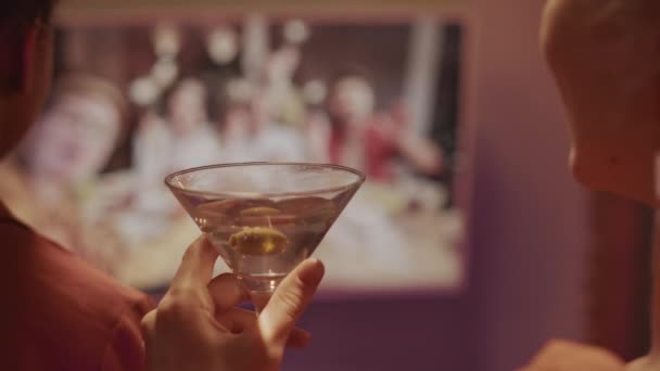 Gros Plan Une Femme Tenant Cocktail Alcoolisé Dans Verre Puis — Video