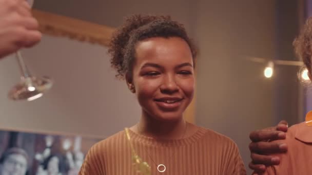 Повільний Знімок Молодих Безтурботних Чоловіків Жінок Коктейль Напоями Руках Танцює — стокове відео