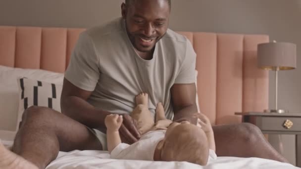 Mediano Largo Joven Orgulloso Hombre Africano Sentado Cama Sonriendo Cosquillas — Vídeos de Stock